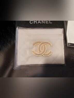 CHANEL White Quilted Card Holder With Pearl & Goldtone Logo -New In Box! VIP GWP